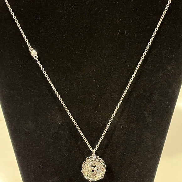 Guess Silver Flower/Crystal Necklace - NWT - Picture 7 of 8